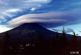 山 に 笠 雲 が かかる と 雨